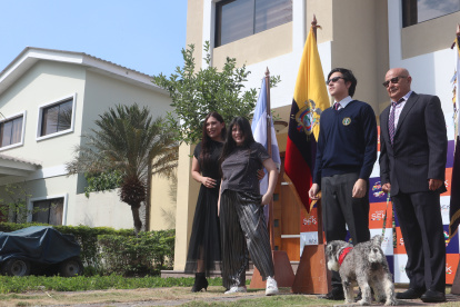 Celebración. Tras el juramento, la familias y las mascotas sellaban el acto con una fotografía.