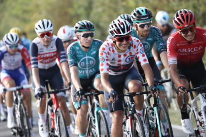 Referencia. En el reciente Tour de Francia, donde compitió Richard Carapaz (c), no hubo ningún caso de ciclista contagiado.
 CYCLING-FRA-TDF2020-STAGE20