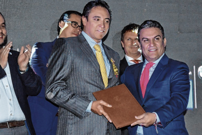 Jorge Cherrez (centro) fue condecorado por José Serrano cuando fue ministro del Interior.