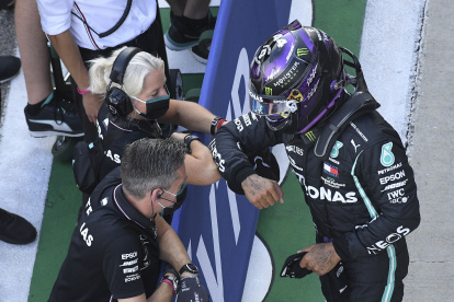 El piloto británico Lewis Hamilton celebra en el circuito de Rusia.