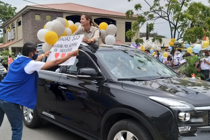 Desde sus vehículos, los fieles se despidieron de los sacerdotes.