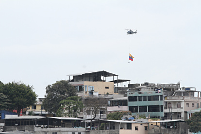 Hecho. La bandera empezó su vuelo cerca de las 10:00 en Guayaquil.