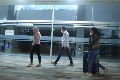 Allegadas a Jacobo Bucaram llegaron la noche de ayer hasta la Unidad Judicial Penal Iñaquito con una maleta de ropa para él.