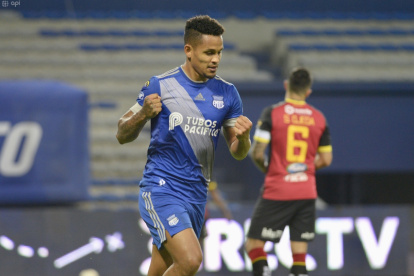 Pernía festeja el segundo gol de los azules.