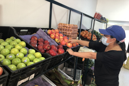 La mayor disponibilidad de locales impulsa a los emprendedores a abrir tiendas y micromercados.