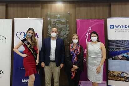 Cristina Hidalgo, Miss Ecuador 2019; Agustín Intriago, alcalde de Manta; María del Carmen de Aguayo, directora de la Organización Miss Ecuador y Brenda Terán, representante de hotel Wyndham.
