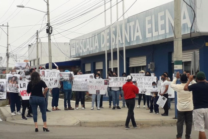 Deudos y amigos se apostaron afuera de la Fiscalía de Santa Elena para exigir justicia.