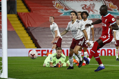 Sadio Mané (d) marcó el primer tanto del Liverpool en la victoria sobre el Arsenal.