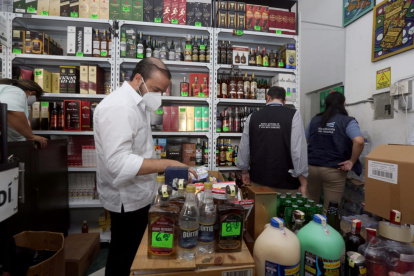 El gobernador Luis Chonillo realiza un operativo en tiendas de Guayaquil.