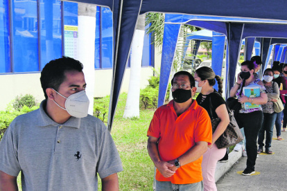 Quejas.- Este  es el panorama en una agencia de CNEL en Guayaquil. Las filas son enormes para reclamar por qué los valores siguen siendo los mismos de los meses pasados.