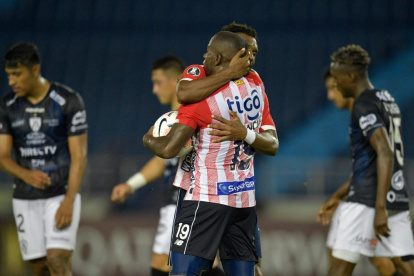 Junior de Colombia resultó también con casos de COVID-19. Mañana miden a Barcelona en la Libertadores.