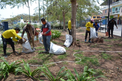Los moradores de Posorja realizaron una minga cerca a las vías que serán intervenidas por la ATM.