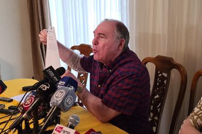 El expresidente Abdalá Bucaram brindó una rueda de prensa en su domicilio de Guayaquil donde guarda arresto.