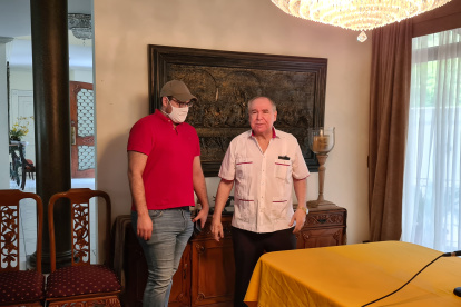 El expresidente junto a uno de sus once hijos, en una de las ruedas de prensa en su domicilio de Guayaquil.