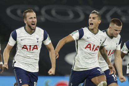 Harry Kane (izquierda) y Erik Lamela (centro) festejan la clasificación del Tottenham en un partico que parecía perdido