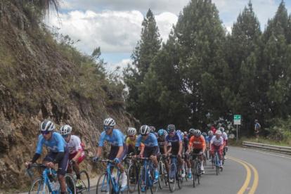 Jorge Montenegro (c) fue el ganador de la primera edición del Reto 04.