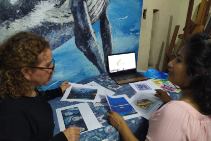 Rosa Armijos y Lorena Parrales junto a algunas de las obras de la campaña.