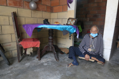 Realidad. En estas condiciones vive Aurelio en un pequeño terreno de la ciudadela Las Orquídeas, al norte de Guayaquil.