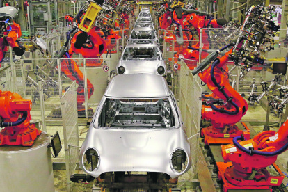 Las economías cada vez automatizan más sus procesos de producción para ganar eficiencia.