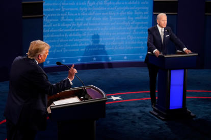 Joe Biden (d) y Donald Trump durante el debate presidencial de este martes por la noche.