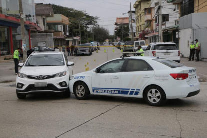 Vehículo de la víctima fue interceptado por dos motorizados, pero policías los repelieron a bala.