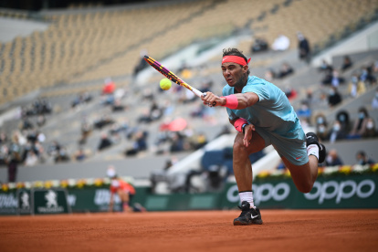 Rafael Nadal devuelve la pelota a Mackenzie McDonald durante la segunda ronda  del Roland Garros