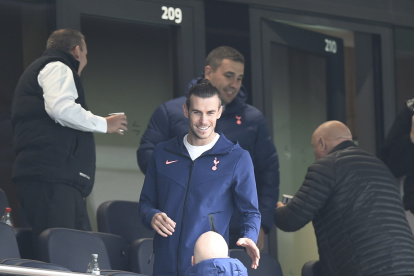 Gareth Bale (c) ha visto los partidos de su nuevo equipo, Tottenham, desde las suites de los estadios.