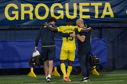 Pervis Estupinan deja la cancha ayudado por los asistentes del Villarreal, durante el partido contra el Deportivo Alaves