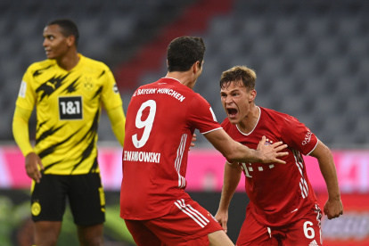 Joshua Kimmich (d) celebra el gol de la victoria y que le dio el trofeo al Munich contra el Dortmund.