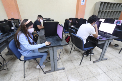 A la sede de la Universidad de Guayaquil solo acudió la mitad de los estudiantes convocados.

Agencia (ag-extra)