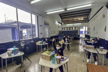 Los estudiantes del colegio SEK de Quito se mostraron felices de retornar a las aulas y de ver otra vez a sus amigos. No obstante, deberán cumplir con los protocolos de salud para evitar contagios.