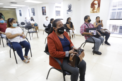 Deudos.- Un grupo de personas que aún buscan a sus familiares que murieron por coronavirus.