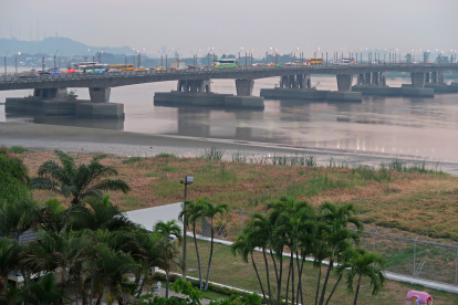 Hecho. Desde el Puente de la Unidad Nacional y los edificios de Entre Ríos se observan esos macrolotes de tierra sólida que se han formado tras el retiro de las aguas.