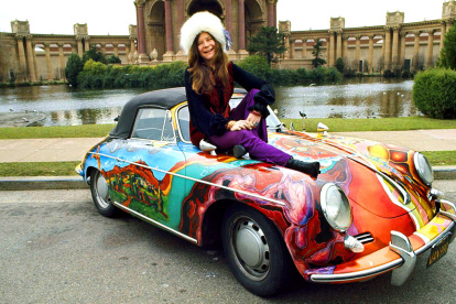 Janis en San Francisco, posando sobre su famoso Porsche 356.
