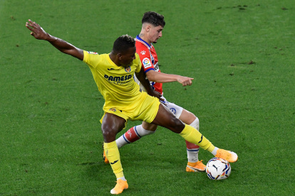 Pervis Estupiñán se retiró de la cancha el miércoles pasado por un problema en el tobillo. Estará bien para el fin de semana