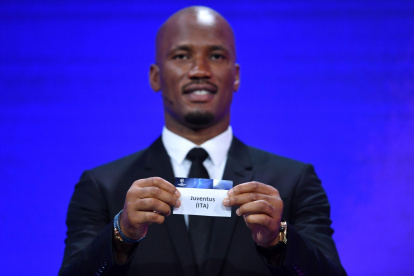 El marfileño Didier Drogba ayudó en el sorteo de los grupos de la Champions League.

 / AFP / UEFA / Harold Cunningham / RESTRICTED TO EDITORIAL USE - MANDATORY CREDIT "AFP PHOTO / UEFA / HAROLD CUNNINGHAM" - NO MARKETING NO ADVERTISING CAMPAIGNS - DISTRIBUTED AS A SERVICE TO CLIENTS



 FBL-EUR-C1-DRAW