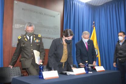 La ministra Romo, junto al comandante de la Policía Nacional, Patricio Carrillo y el director del Isspol, Jorge Villarroel.
