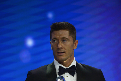 Robert Lewandowski posa con el trofeo que le identifica como el mejor jugador del año para la UEFA.