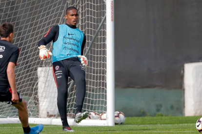 Omar Carabalí, nació en Ecuador, pero ha elegido defender el arco chileno.