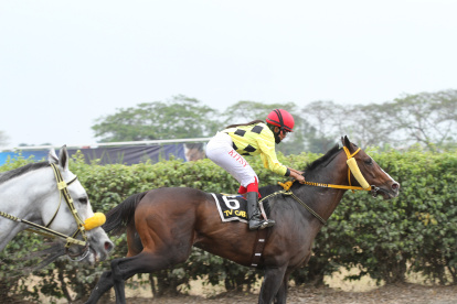 Ycaza sobre el lomo de Son Da Vino, uno de sus fieles corceles. Ha ganado 9 carreras con él.