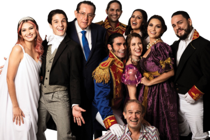 El elenco de La Fragua del Vulcano junto a José Miguel Salem.