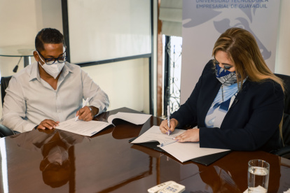 Firmaron el convenio Mara Cabanilla, por la UTEG y Héctor Hurtado, por Plan Internacional.