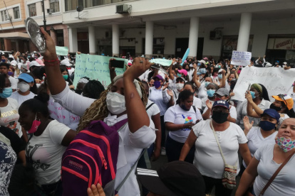 Al pie de la Gobernación del Guayas se realizó un plantón por la deuda del Gobierno a los Centros de Desarrollo Infantil.