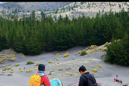 Un grupo de turistas nacionales recorre un sector del desierto de Palmira, ubicado en la provincia de Chimborazo.