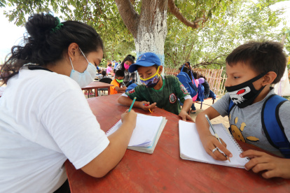 Jóvenes voluntarias apoyan con las tareas a los niños que no van a la escuela en Monte Sinaí.