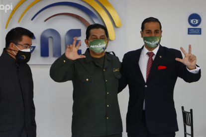 El expresidente Lucio Gutiérrez llegó al CNE acompañado por un grupo de simpatizantes de Sociedad Patriótica.