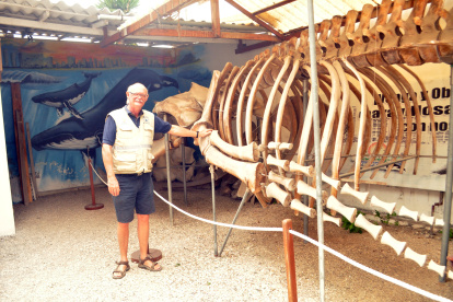 Ben Hasse junto al esqueleto de uno de los especímenes más grande que exhibe el Museo de las Ballenas, de Salinas, que creó en 2004 junto a Fernando Félix.