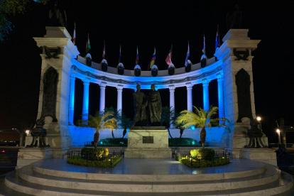 La estatua de Bolívar y San Martín también está iluminada.