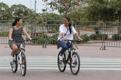 Emilene Aguayo junto a su hija adolescente, en una de las jornadas de esparcimiento en el parque Samanes.