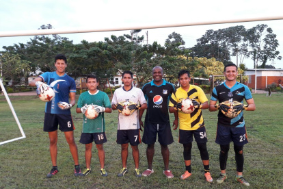 Erwin Ramírez (c) ahora se dedica a entrenar porteros en Quevedo.